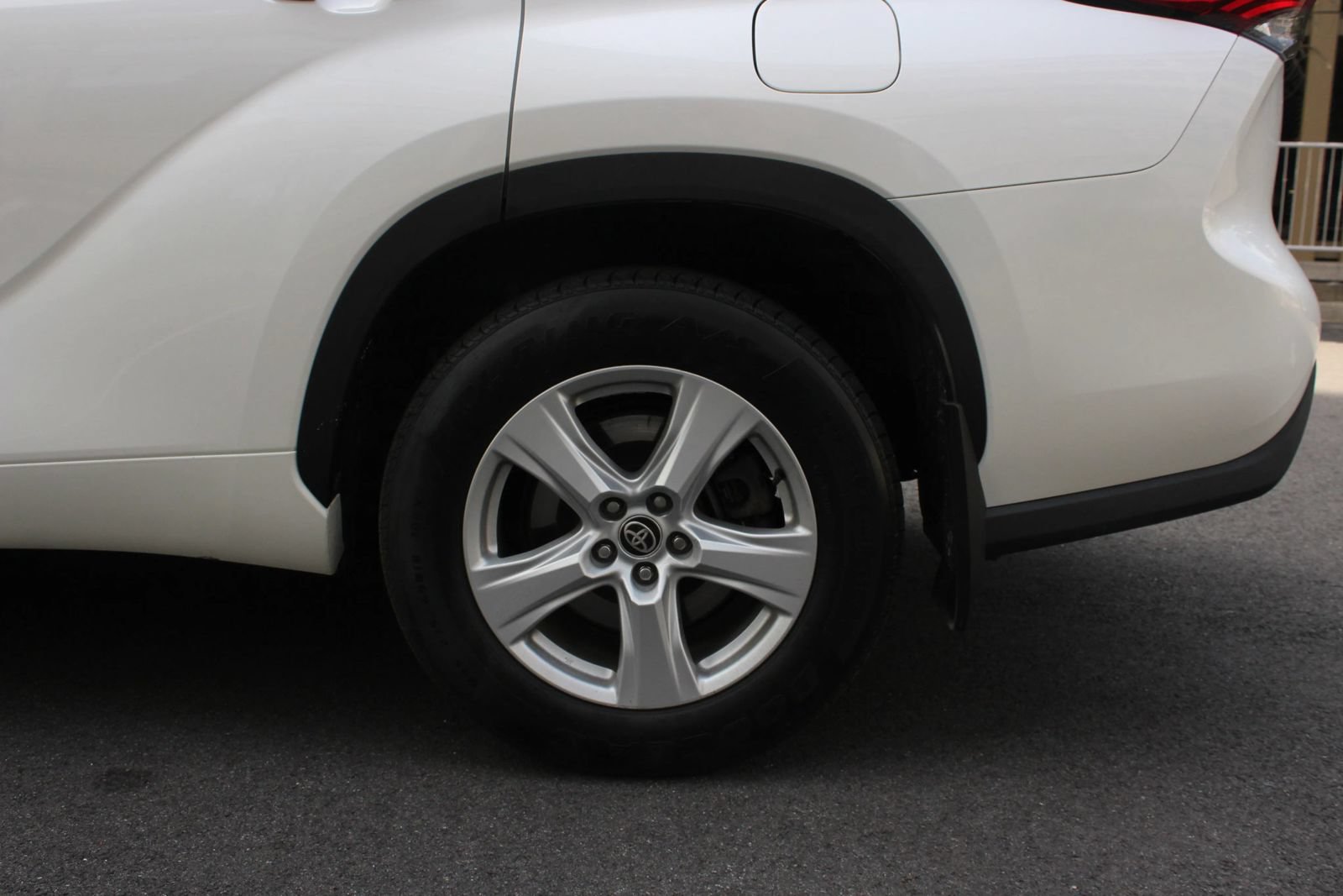 Used 2020 Toyota Highlander L AWD/4WD image 10
