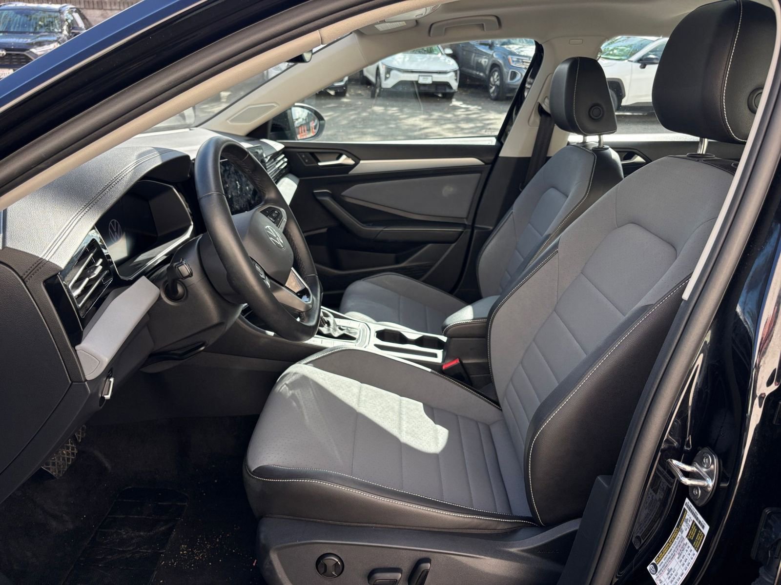 Used 2025 Volkswagen Jetta SE image 27