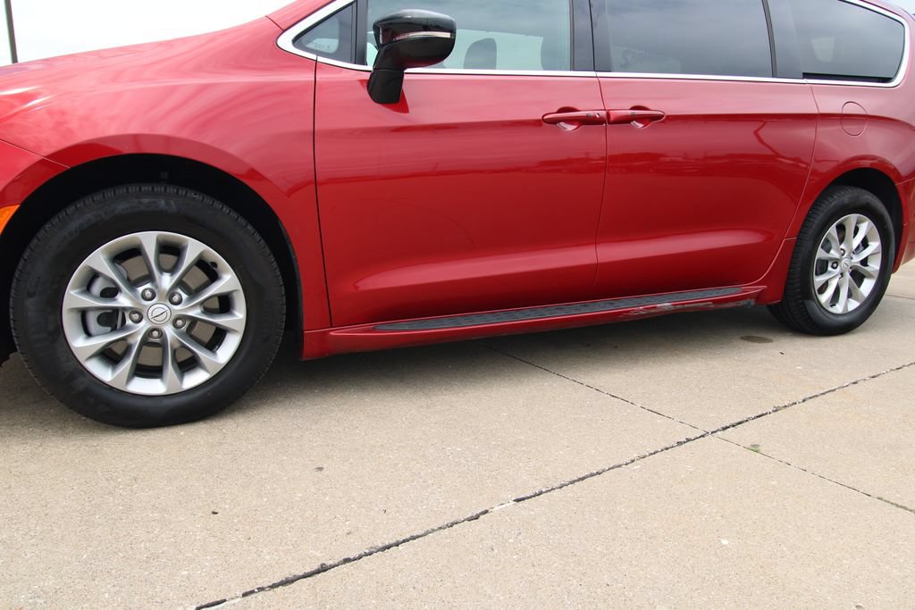 Used 2026 Chrysler Pacifica Select AWD/4WD image 11