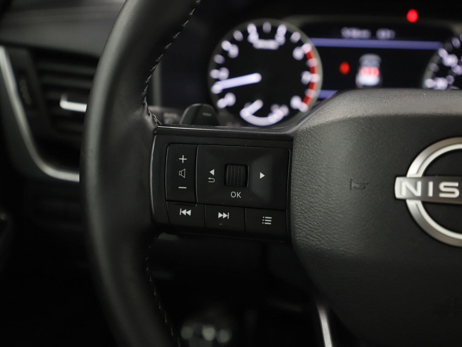 Used 2025 Nissan Rogue SV image 27