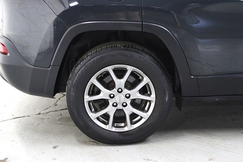 Certified 2018 Jeep Cherokee Latitude Plus w/ Cold Weather Group AWD/4WD image 35