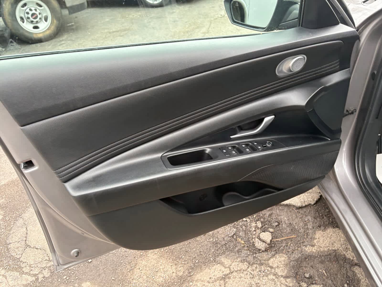 Used 2022 Hyundai Elantra SEL w/ Convenience Package FWD image 9