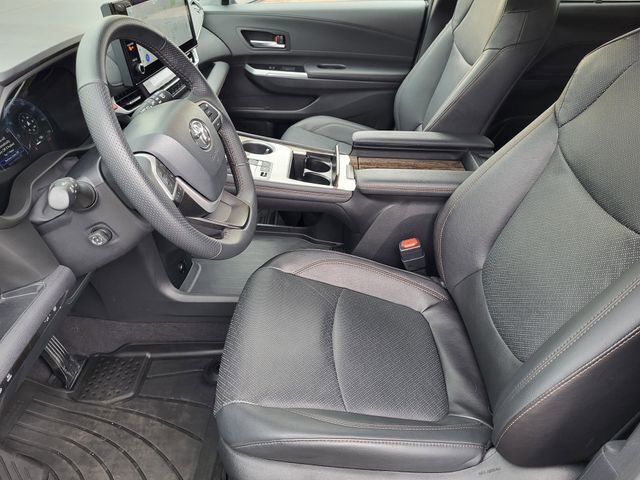 Used 2025 Toyota Sienna Limited image 12