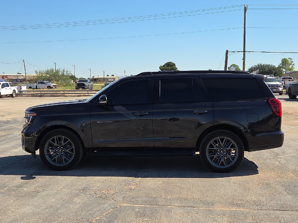 Used 2026 Ford Expedition Platinum w/ Stealth Appearance Package AWD/4WD image 2