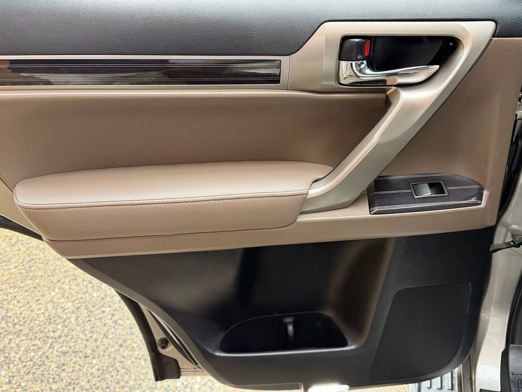 Used 2020 Lexus GX 460 Premium w/ Premium Package image 18