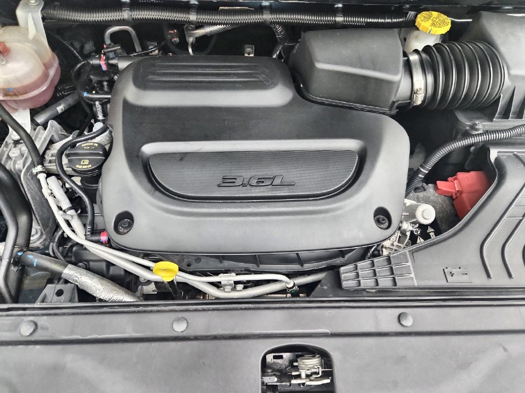 Certified 2025 Chrysler Pacifica Limited FWD image 41