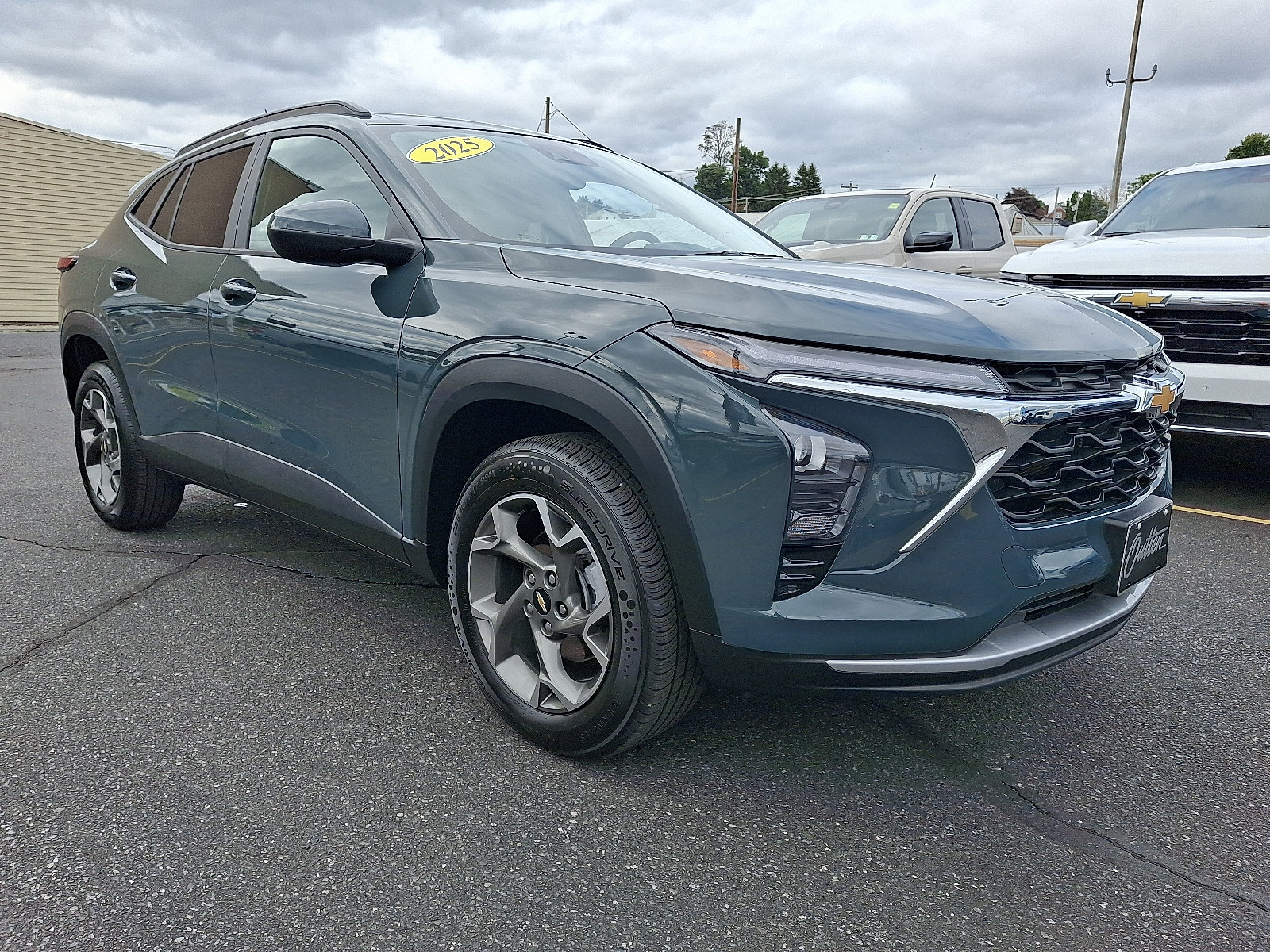 Used 2025 Chevrolet Trax LT FWD image 7