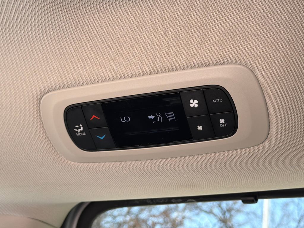 Used 2024 Chrysler Pacifica Touring-L image 17