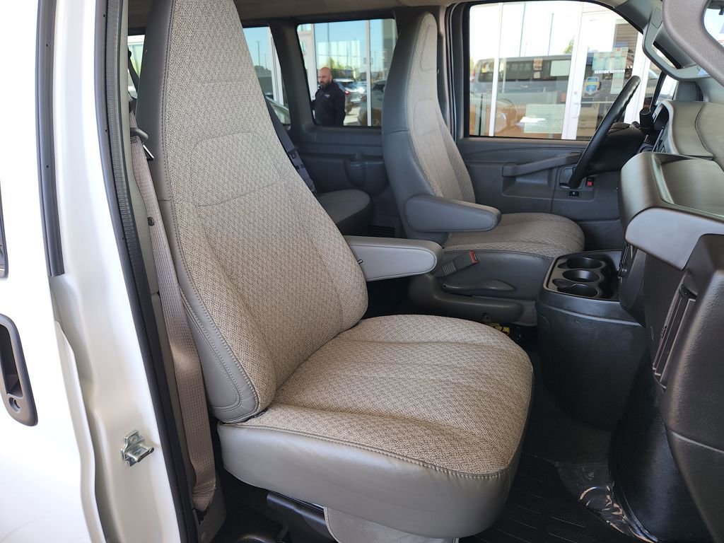 Used 2025 Chevrolet Express 3500 LT w/ LT Preferred Equipment Group image 17