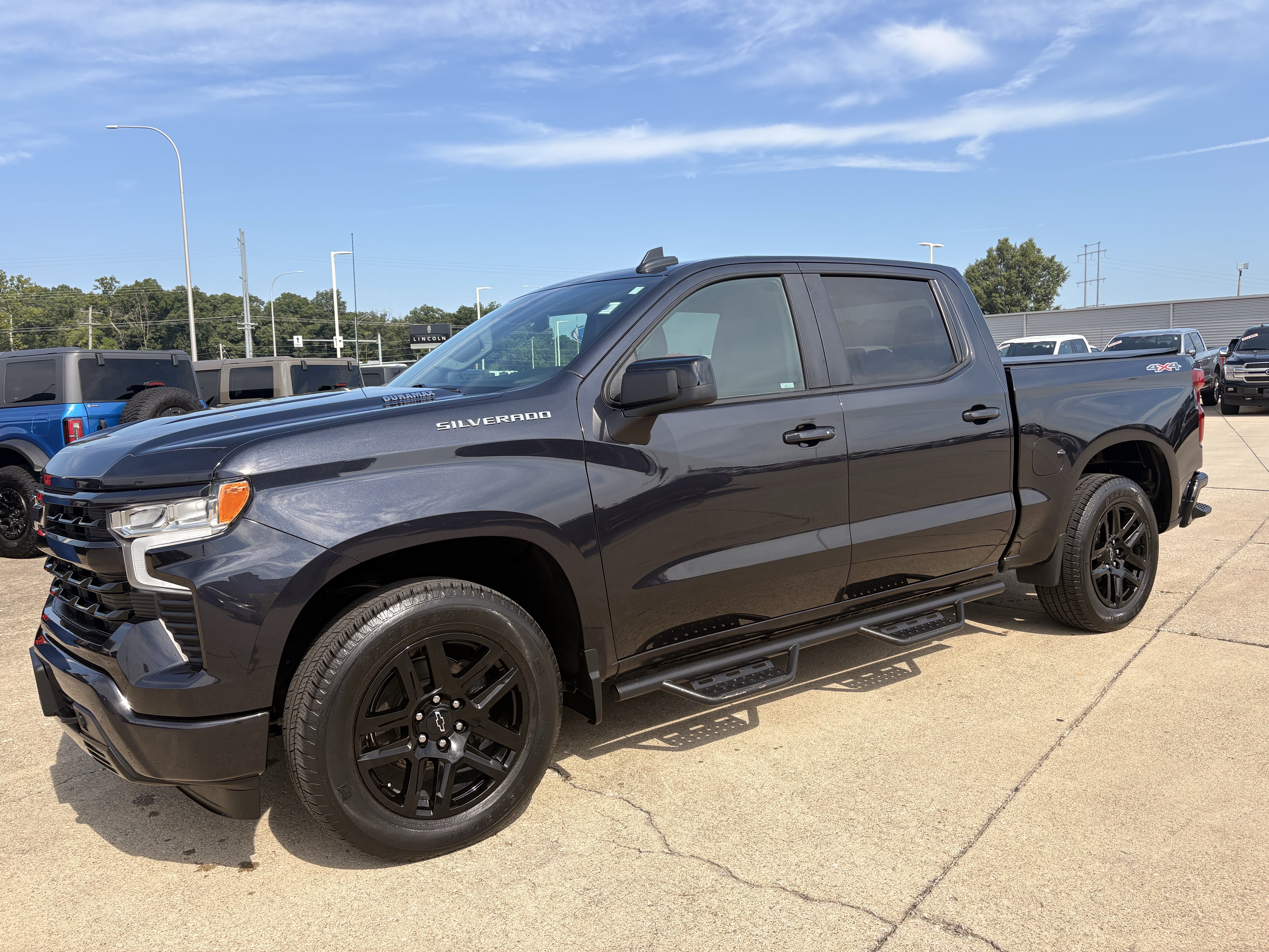 Used 2023 Chevrolet Silverado 1500 RST AWD/4WD image 3