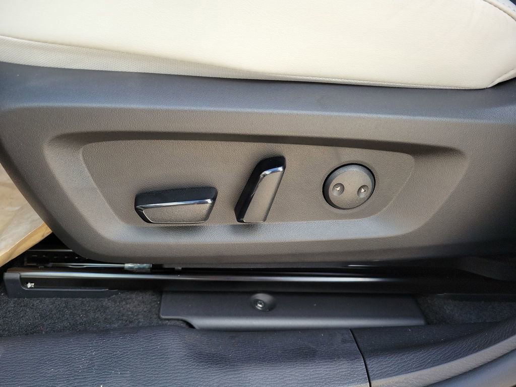 New 2025 Mitsubishi Outlander SE image 11