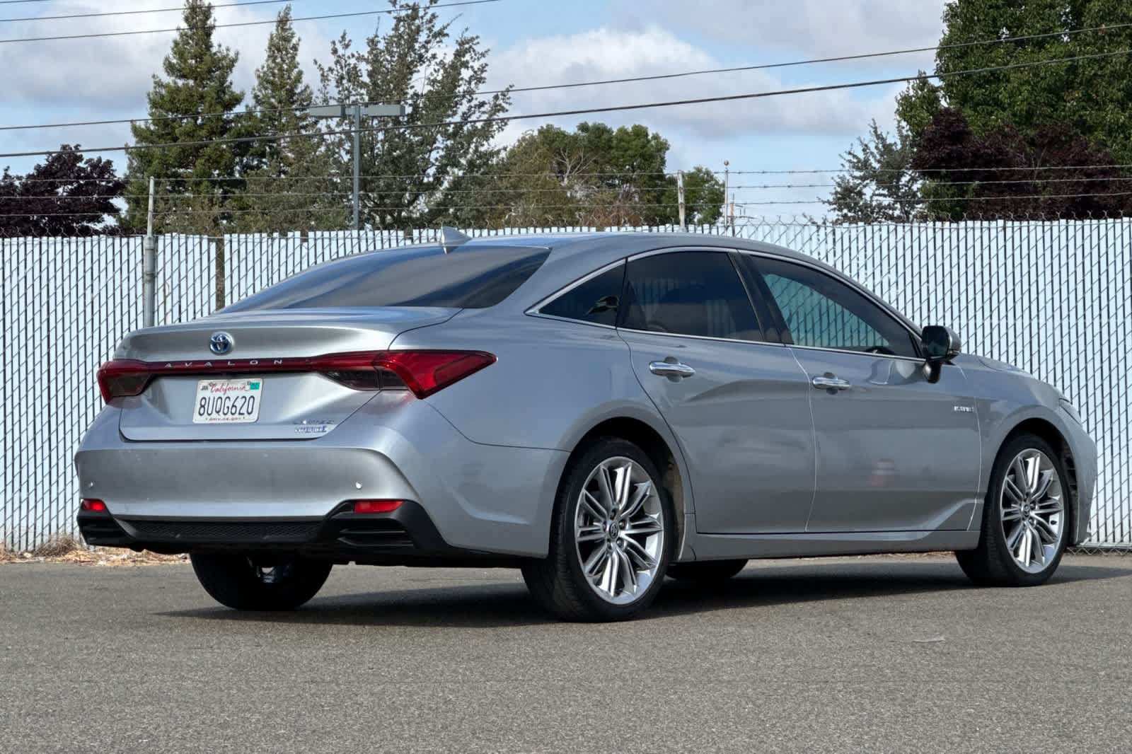 Used 2021 Toyota Avalon Limited w/ Advanced Safety Package FWD image 3