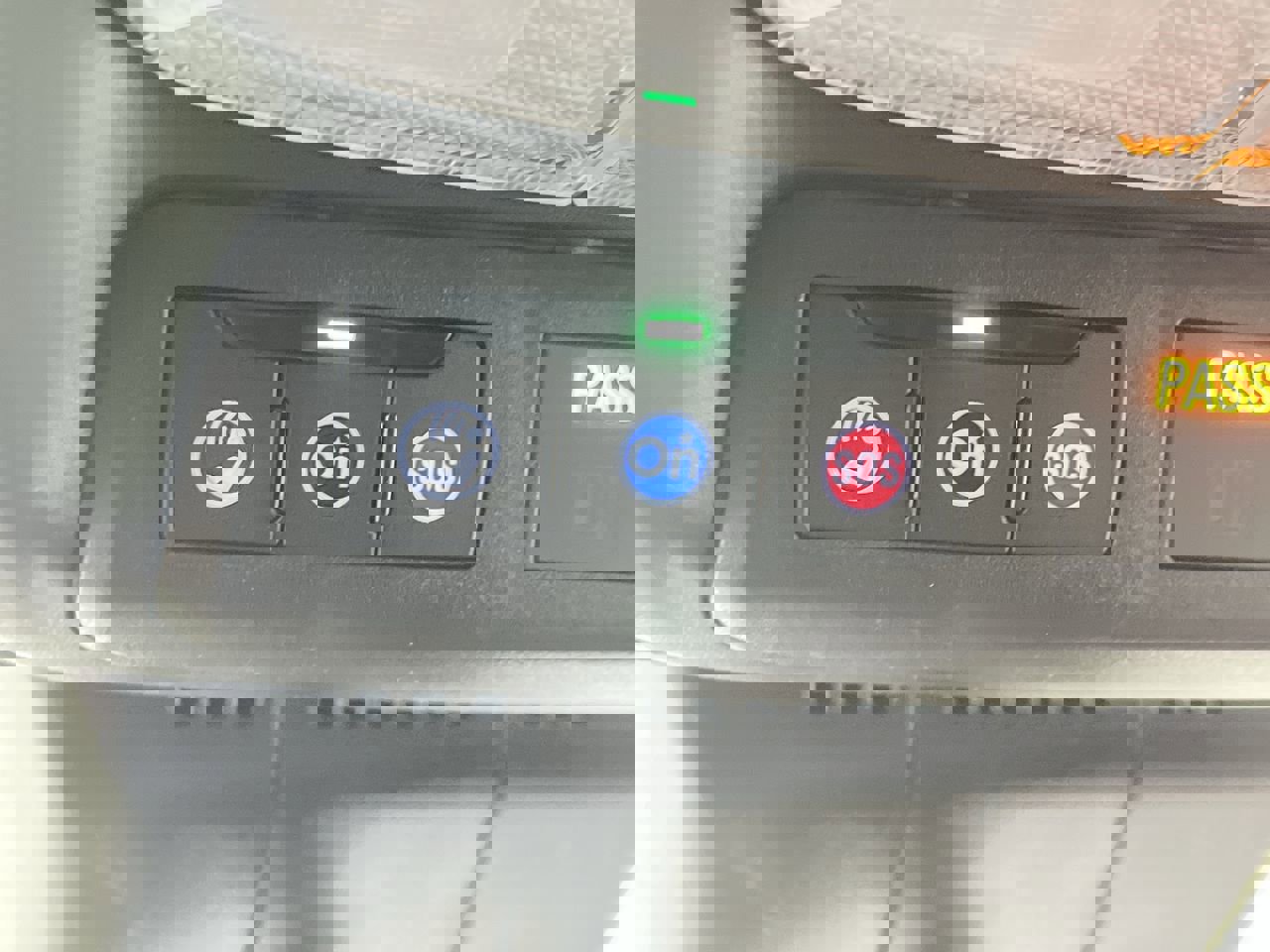 Used 2024 GMC Canyon AT4 w/ Technology Package image 27