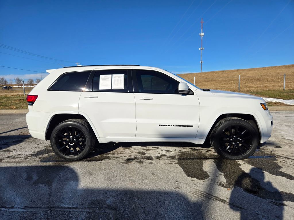 Used 2020 Jeep Grand Cherokee Altitude image 2