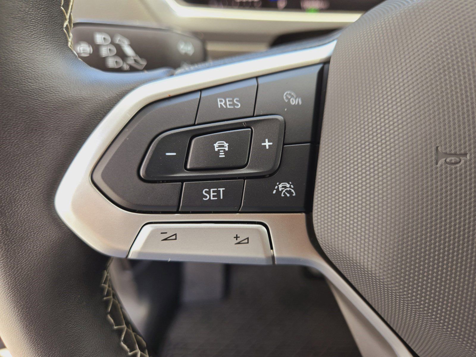 New 2024 Volkswagen Tiguan SE FWD image 12