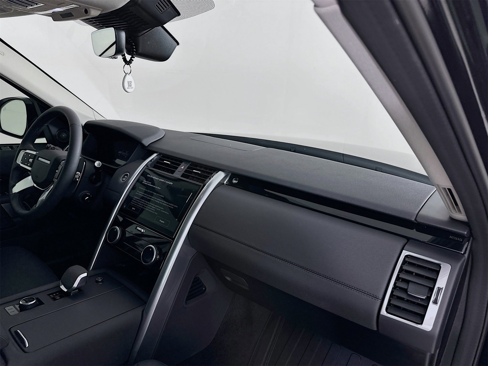 Used 2024 Land Rover Discovery S image 32