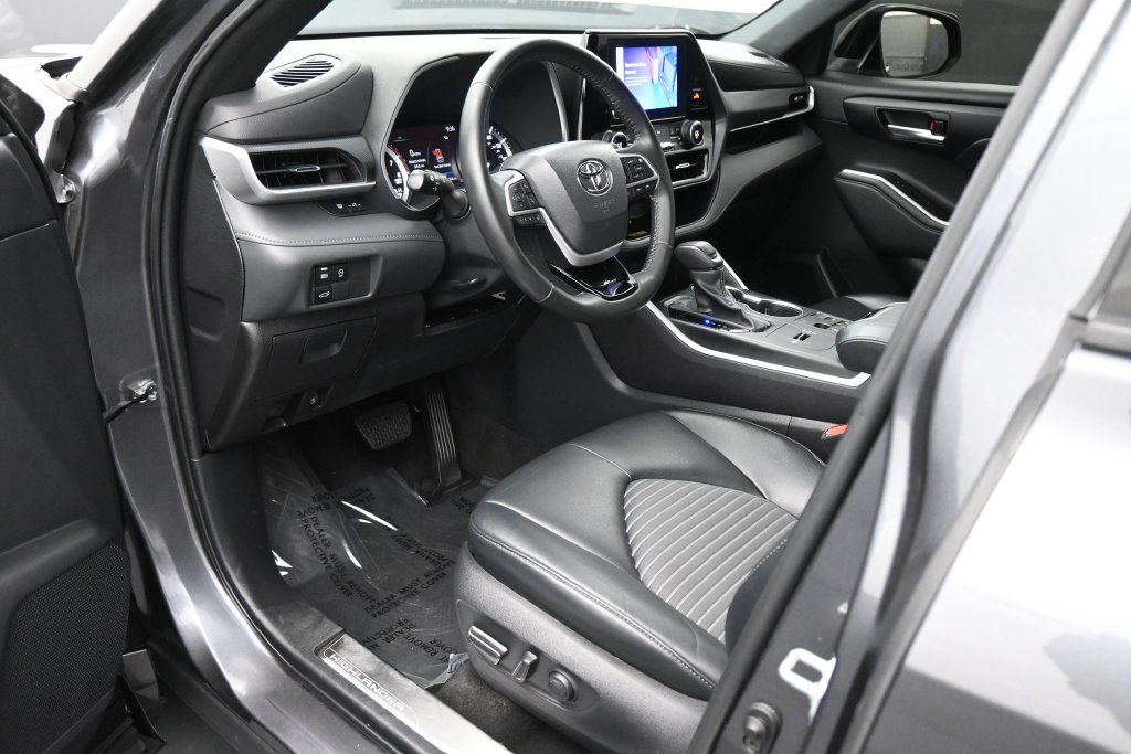 Used 2023 Toyota Highlander XSE FWD image 2