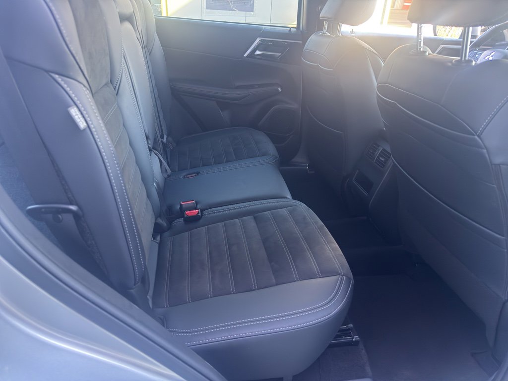 Used 2024 Mitsubishi Outlander SE image 16