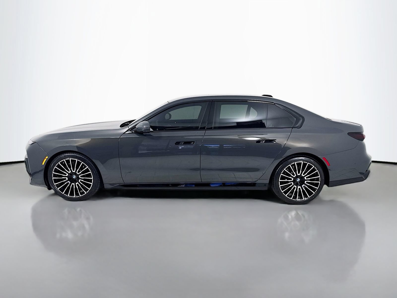 Used 2026 BMW 760i xDrive AWD/4WD image 4