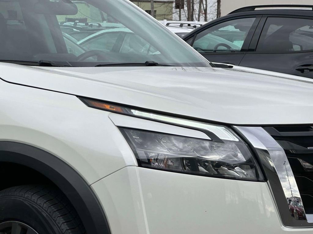 Used 2024 Nissan Pathfinder SV AWD/4WD image 8