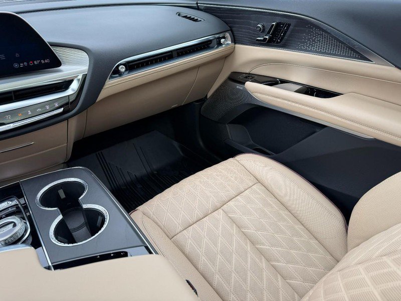 Used 2025 Cadillac Lyriq Luxury w/ Nappa Leather Package AWD/4WD image 16