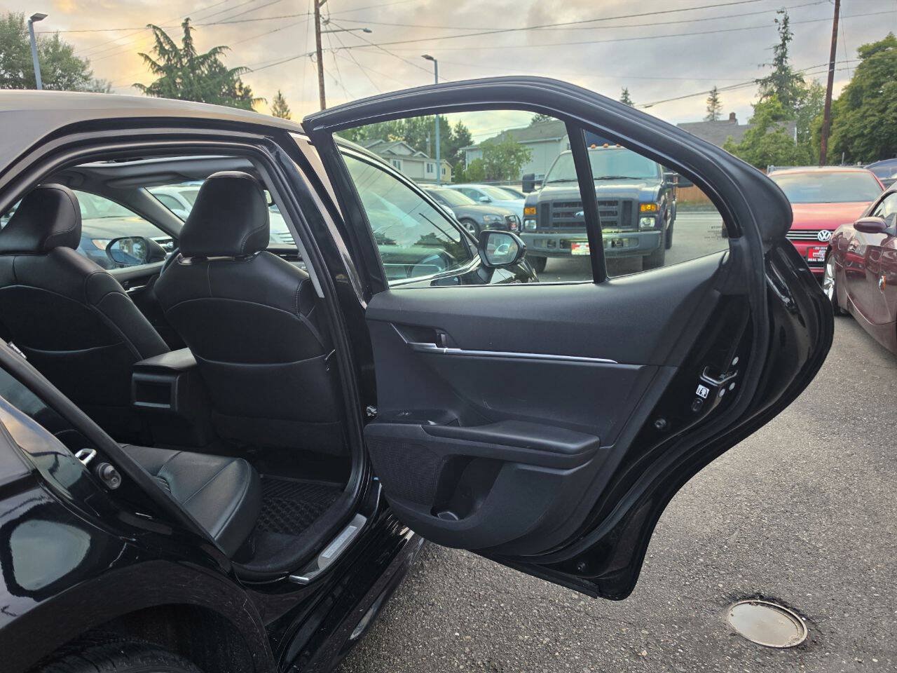 Used 2018 Toyota Camry SE FWD image 13