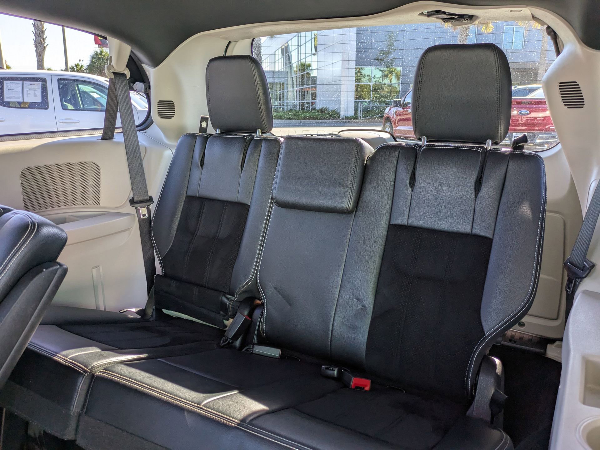 Used 2018 Dodge Grand Caravan SXT image 17