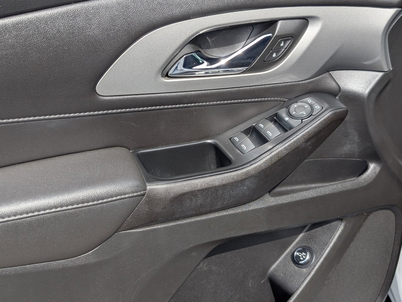 Used 2023 Chevrolet Traverse LT image 16