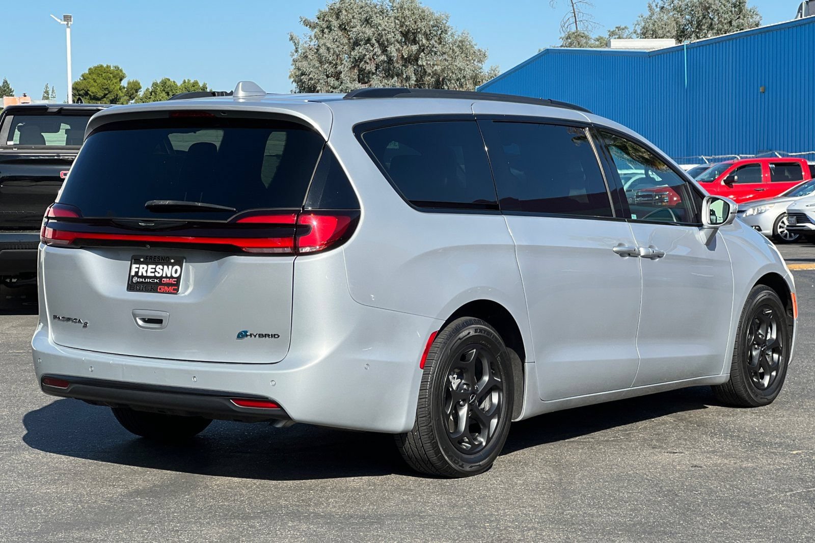 Used 2022 Chrysler Pacifica Limited w/ Uconnect Theater Family Group FWD image 4
