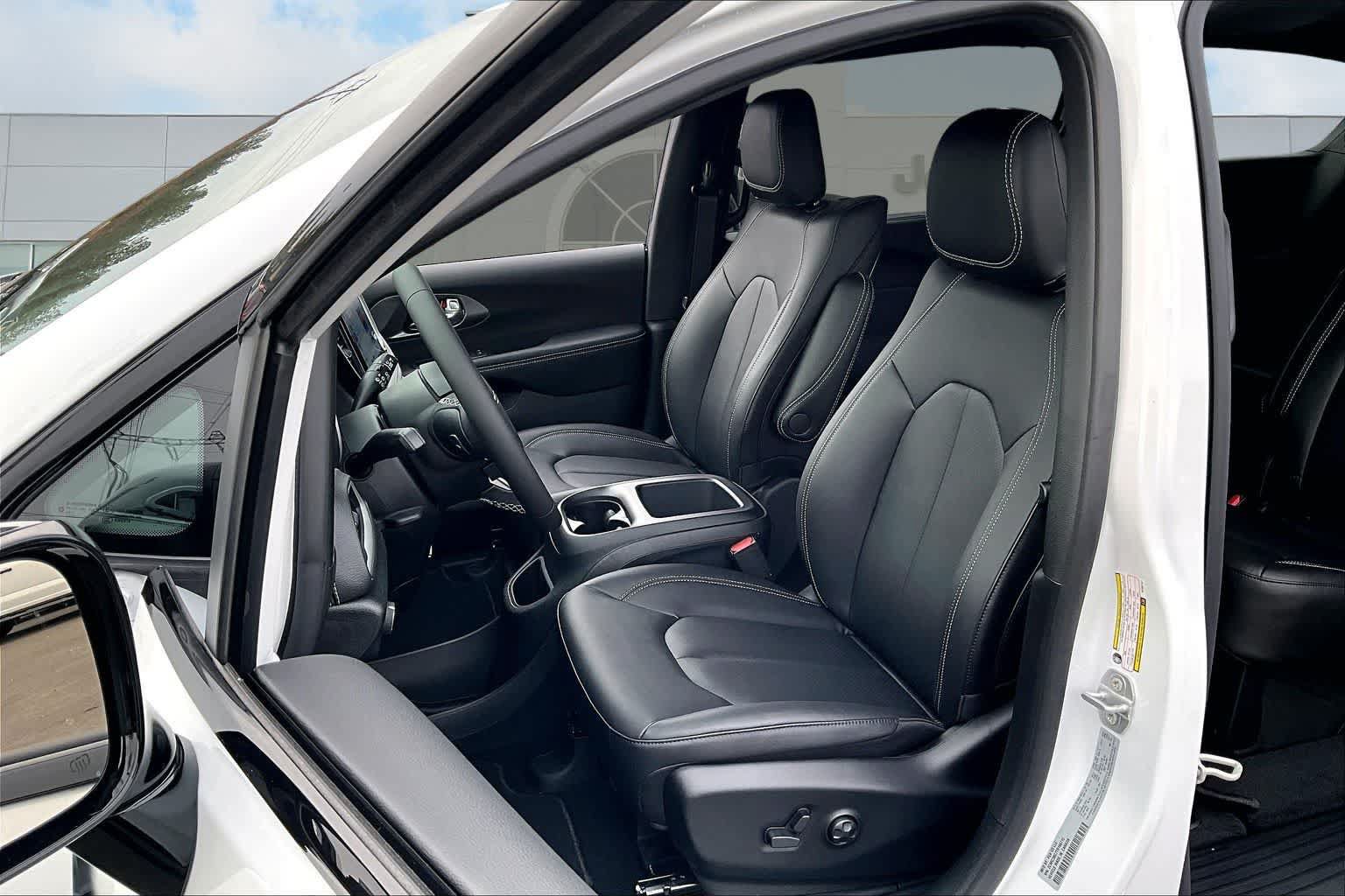 New 2026 Chrysler Pacifica Select AWD/4WD image 11