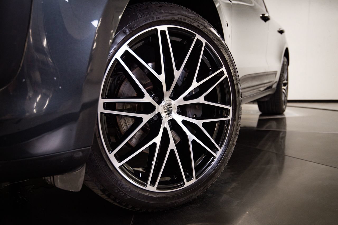 Certified 2022 Porsche Macan AWD/4WD image 12