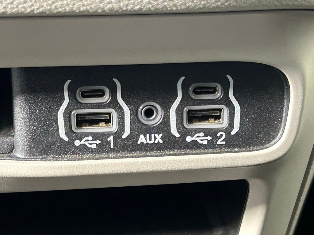 Used 2023 Chrysler Pacifica Touring-L image 22