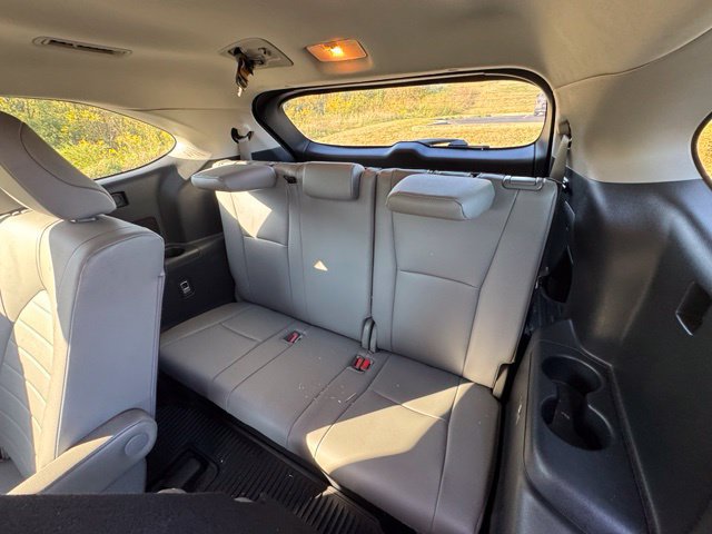 Used 2020 Toyota Highlander XLE AWD/4WD image 16