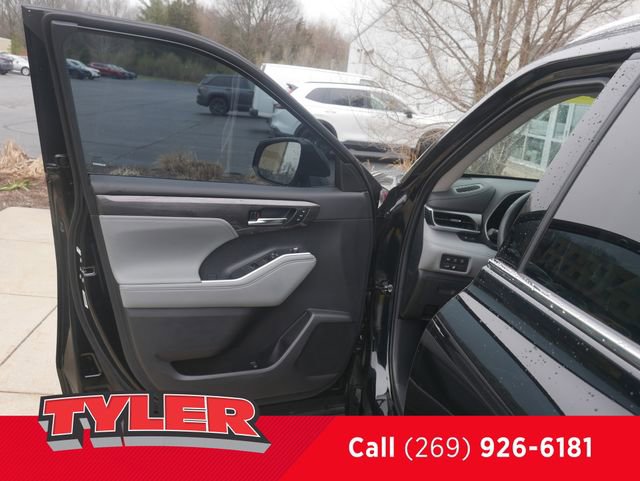Used 2024 Toyota Highlander Limited AWD/4WD image 20