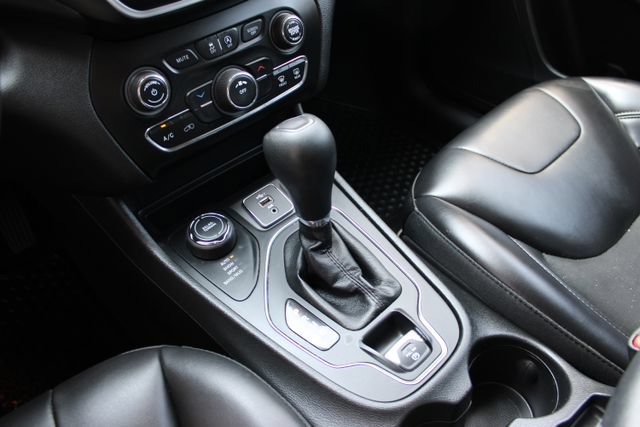 Used 2019 Jeep Cherokee Latitude Plus w/ Cold Weather Group AWD/4WD image 26