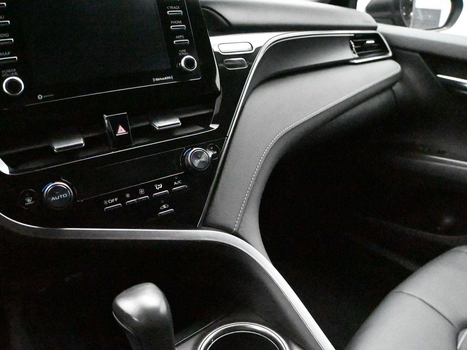 Used 2024 Toyota Camry SE image 4