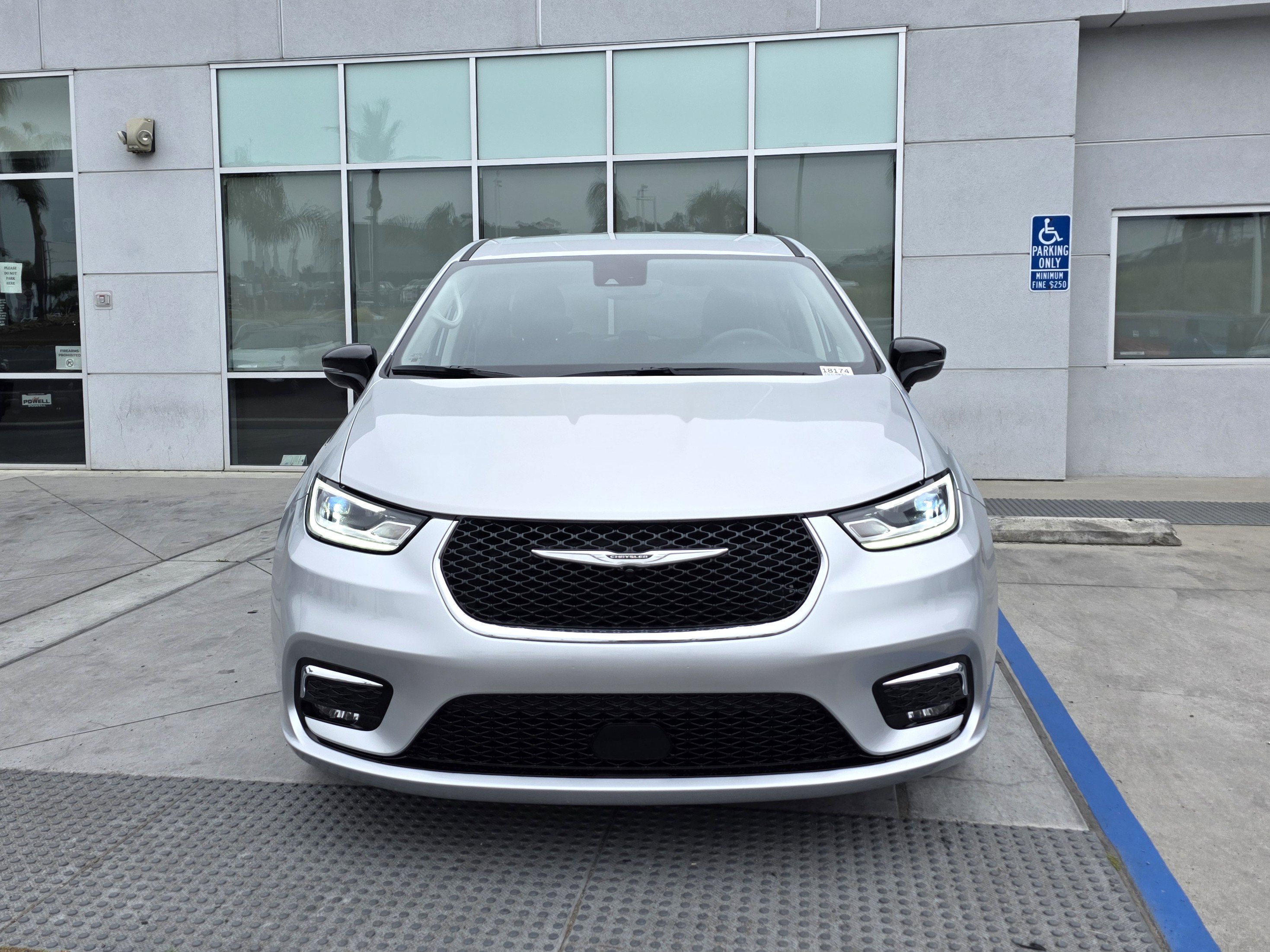 Certified 2024 Chrysler Pacifica Touring-L image 7