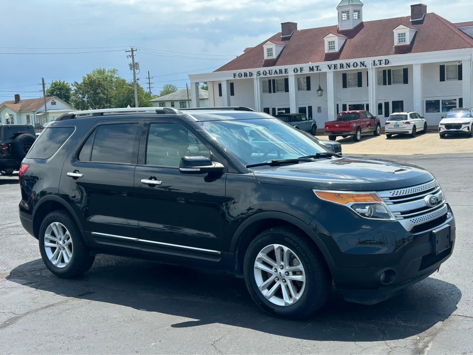 Used 2015 Ford Explorer XLT w/ Equipment Group 202A AWD/4WD image 3