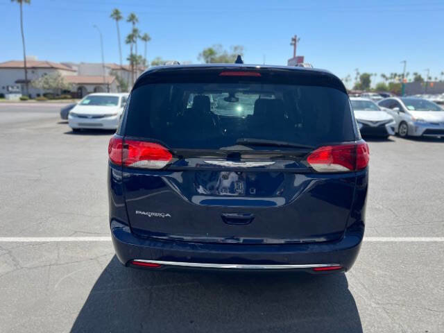 Used 2017 Chrysler Pacifica Touring-L w/ Tire & Wheel Group image 5