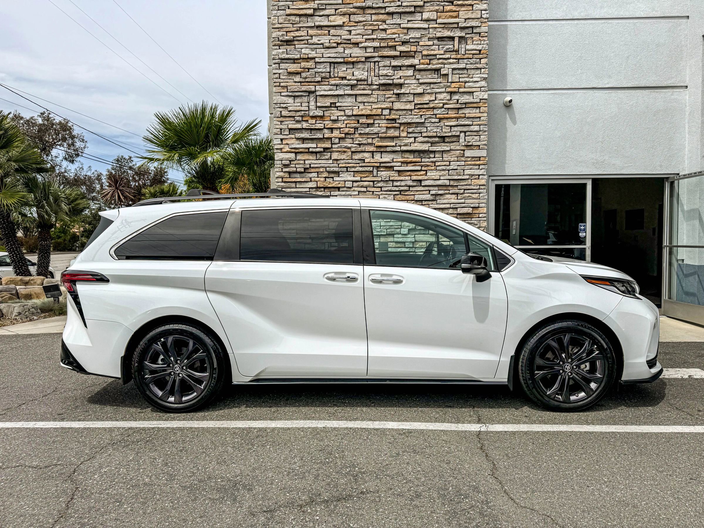 Used 2024 Toyota Sienna XSE w/ XSE Premium Package FWD image 15