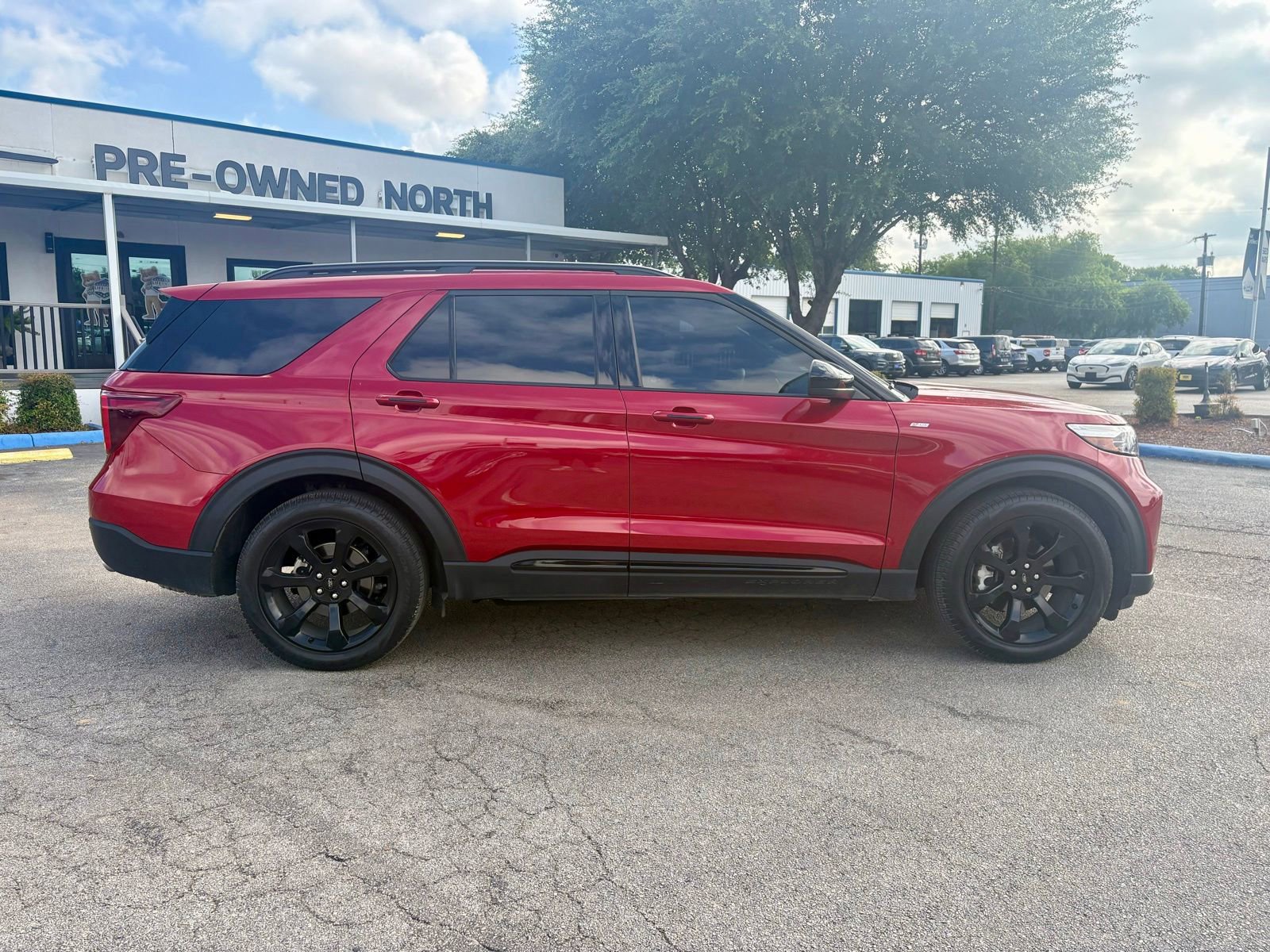 Used 2024 Ford Explorer ST-Line w/ Class IV Trailer Tow Package RWD image 2