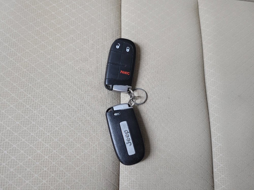 Used 2021 Jeep Grand Cherokee Laredo AWD/4WD image 32