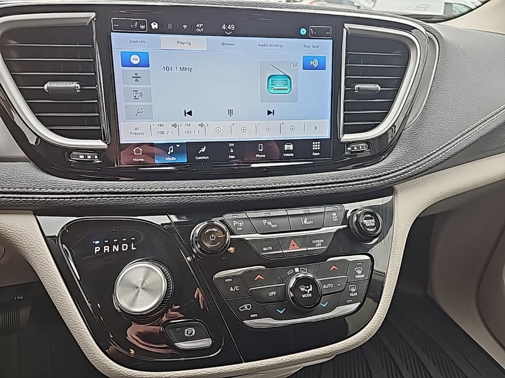 Certified 2024 Chrysler Pacifica Select w/ Uconnect Theater Family Group image 29