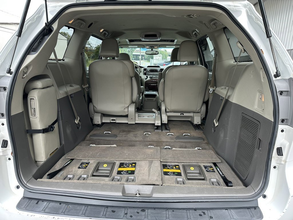 Used 2013 Toyota Sienna XLE image 21