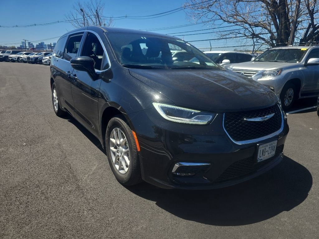 Used 2025 Chrysler Pacifica Select FWD image 3