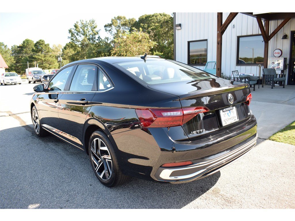 Used 2023 Volkswagen Jetta SEL image 3