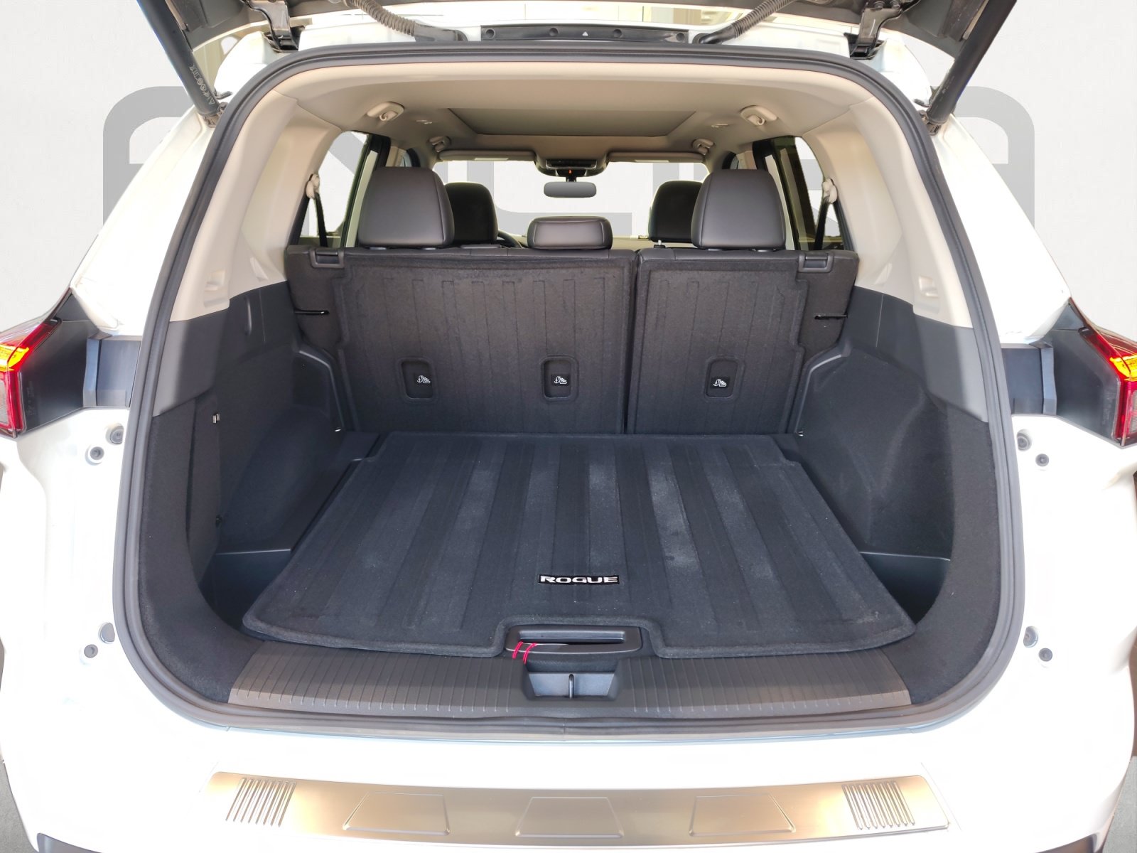 Used 2025 Nissan Rogue SV w/ SV Premium Package FWD image 14