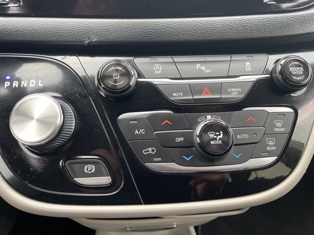 Used 2020 Chrysler Pacifica Touring w/ Tire & Wheel Group image 26