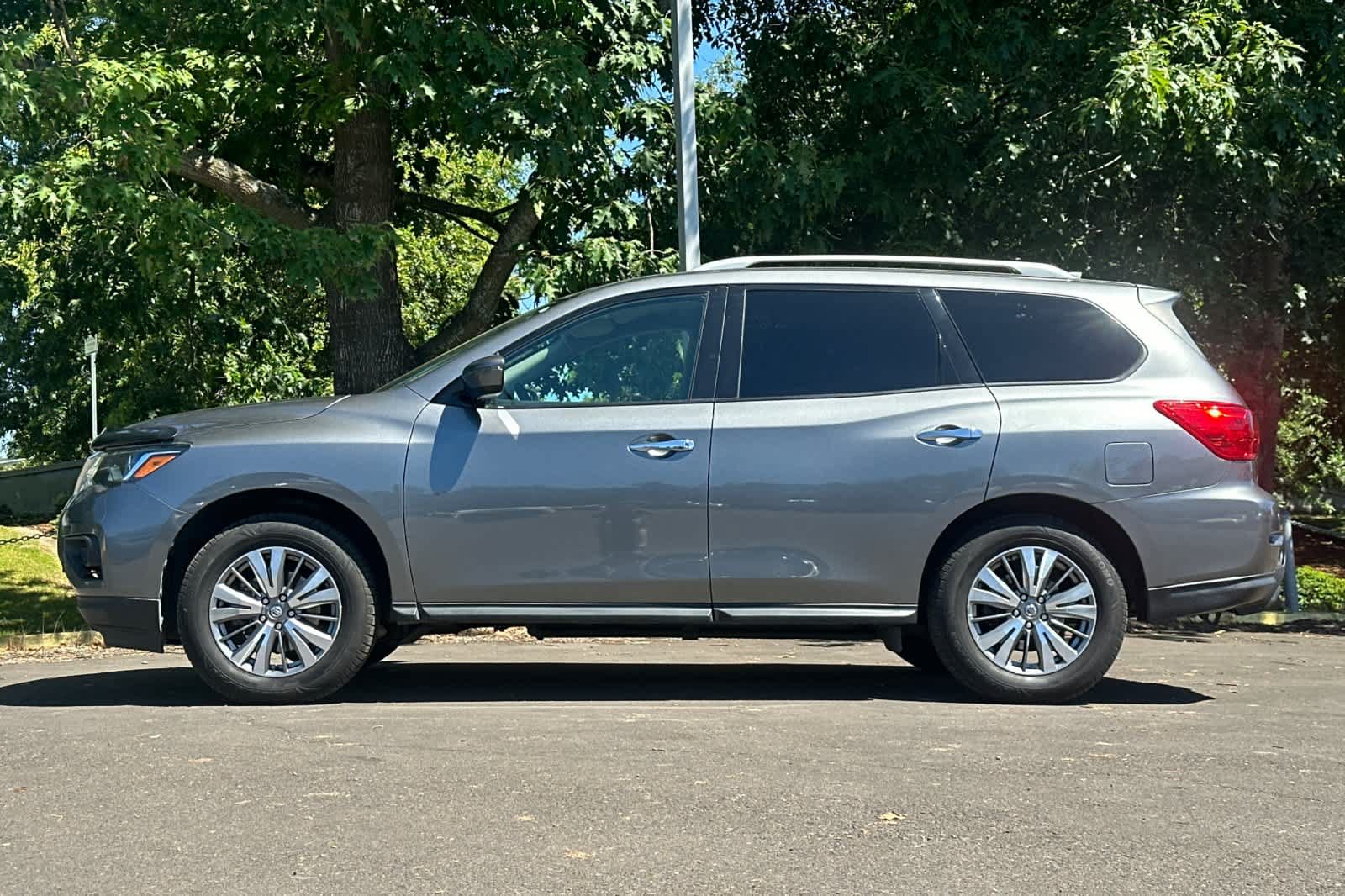 Used 2020 Nissan Pathfinder S AWD/4WD image 5