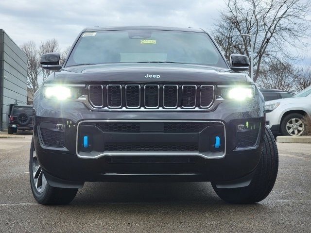 Used 2023 Jeep Grand Cherokee Overland w/ Luxury Tech Group IV AWD/4WD image 15